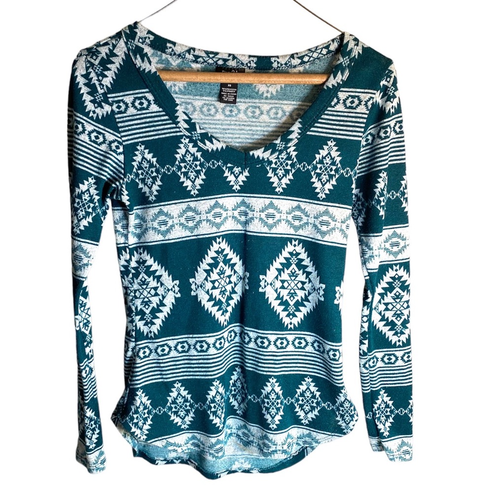 Rue21 lightweight green and white sweater top